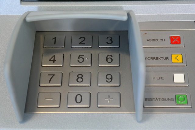 klávesnice bankomatu