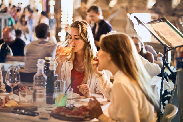 Ženy, ktoré obedujú v reštaurácii.jpg