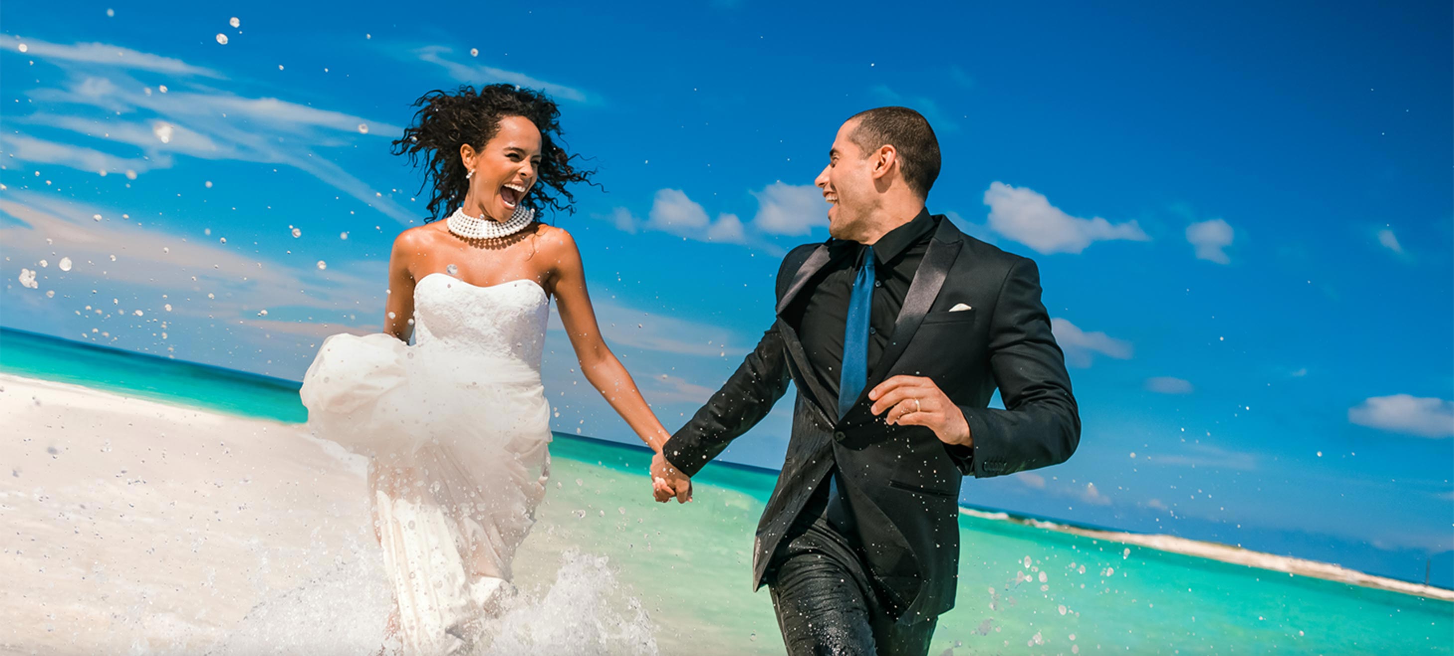 wedding-couple-running-in-the-water